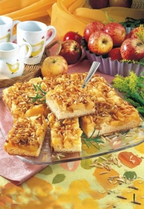 Apple slices with roasted almond slivers Cake recipe