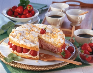 Lemon meringue pie with strawberry yogurt filling Strawberry Cake recipe