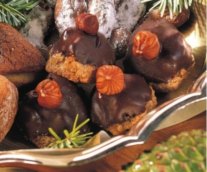 Raisinwalnut meringues with chocolate icing Biscuits recipe