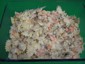 Farfalle salad with carrots and Fetadressing