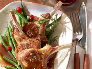 Lamb chops with balsamiccurrant sauce