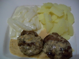 Meatballs with vegetables and boiled potatoes Kohlrbchen