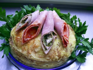 Rapid pancakes pie with cooked ham