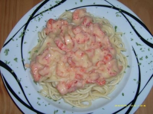 Spaghetti in cheese sauce with crayfish fast