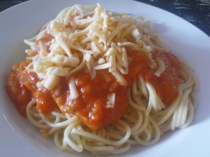 Spaghetti with tomato and cheese sauce