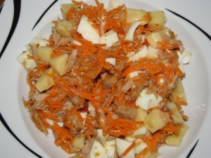 Sweet and spicy tuna salad with carrots cheese and egg