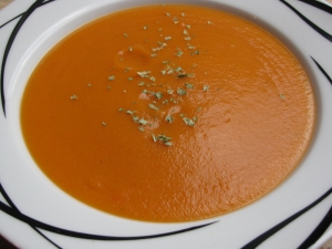 Simple carrot soup green core