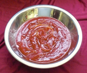 Stirred cold tomato and pepper sauce