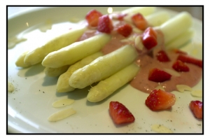 Asparagus-with-strawberry-sauce