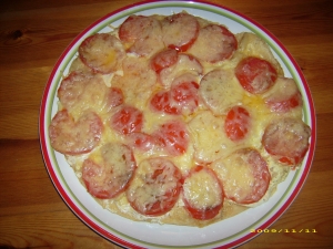 Pizza-with-tomatoes-and-herb-cream-cheese
