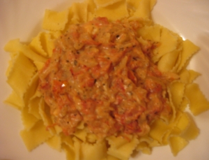 Tomato and onion pasta sauce