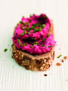 Open sandwiches with beetroot cream cheese