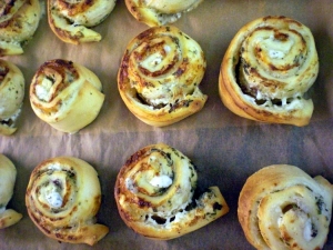Pizza snails with herb cream cheese and feta cream