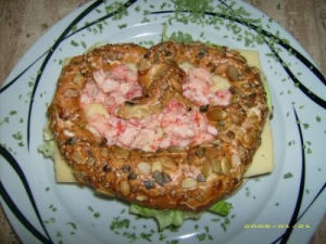 Rung pretzel with cheese and crayfish