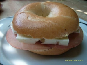 Salmon bagel with ham and feta
