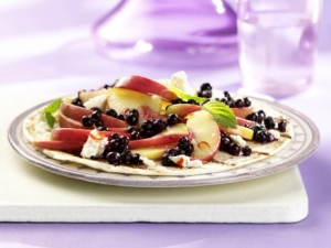 Spicy tortilla with blueberries