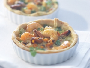 Tartlets with shrimp mussels and curry