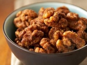 Toasted walnuts with cinnamon and cayenne pepper
