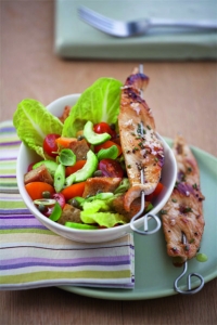 Mixed salad with chicken skewers