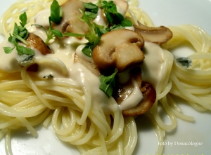 Spaghetti With Cheese And Mushroom Sauce