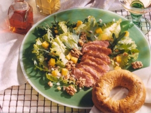 Arugula salad of duck breast with walnut bagel