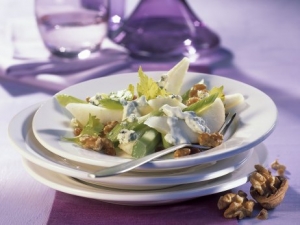 Pear And Walnut Salad With Blue Cheese