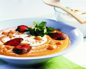 Bean soup with lamb tenderloin and curried yogurt