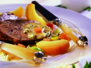 Braised beef shoulder with apple slices