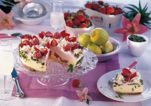 Delicate strawberry cake with Prosecco and lemon cream