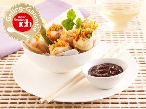 Filled rice paper rolls with plumchili dip
