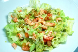 Iceberg lettuce with tomato and crayfish