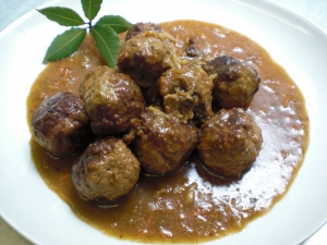 Meatballs in carrots and onion sauce