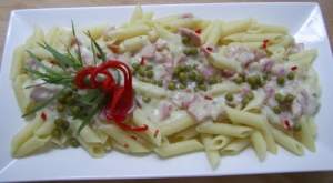 Penne with ham and peas and chili sauce