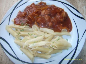 Penne with spicy onion meat