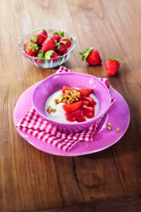 Quark cream with strawberries and caramelized pine nuts