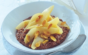 Semolina pudding with almond pears