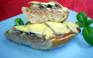 Tuna baguette with mushrooms