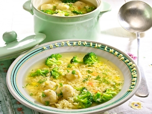 Alphabet soup with dumplings and broccoli