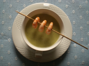 Fine broccoli cream soup with prawns
