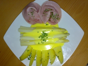 Asparagus-with-hollandaise-sauce