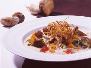 Autumn-soup-with-straw-mushrooms-and-ginger