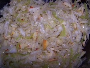 Cabbage-salad-with-peppers-and-apple