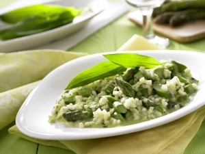 Risotto-with-wild-asparagus-and-wild-garlic