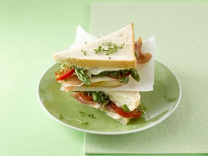 Sandwich-with-green-asparagus-and-serrano-ham