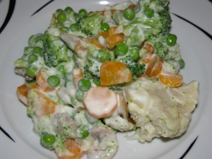 Vegetable salad with cheese sauce
