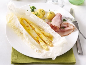 White-asparagus-with-saffron-butter-in-parchment-paper