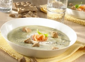 Zucchini-soup-with-crisp-croutons