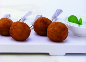Deep fried risotto balls with Basilikumdip