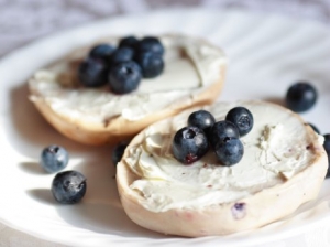 Cream-cheese-roll-with-blueberries-recipe