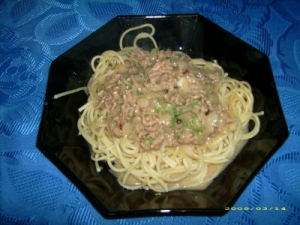 Spaghetti In Cream Cheese And Onion Sauce With Ground Beef